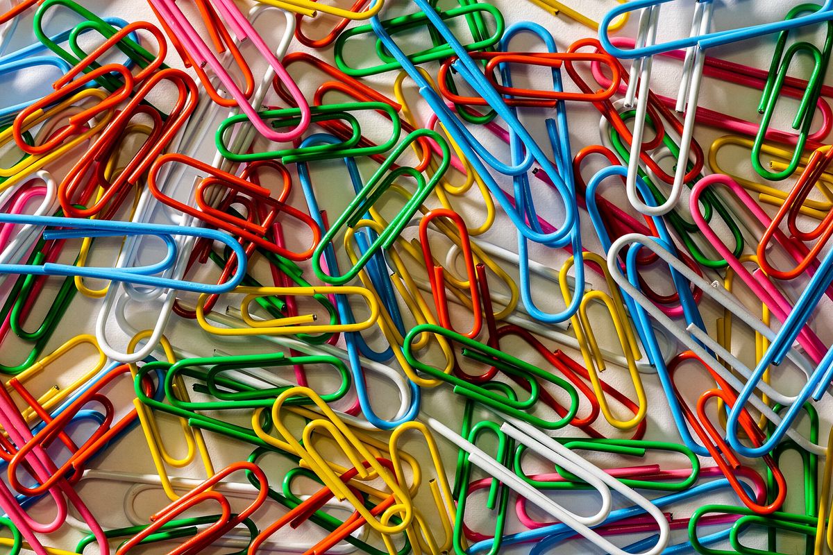 Clips de colores mezclados: rojos, verdes, azules y amarillos