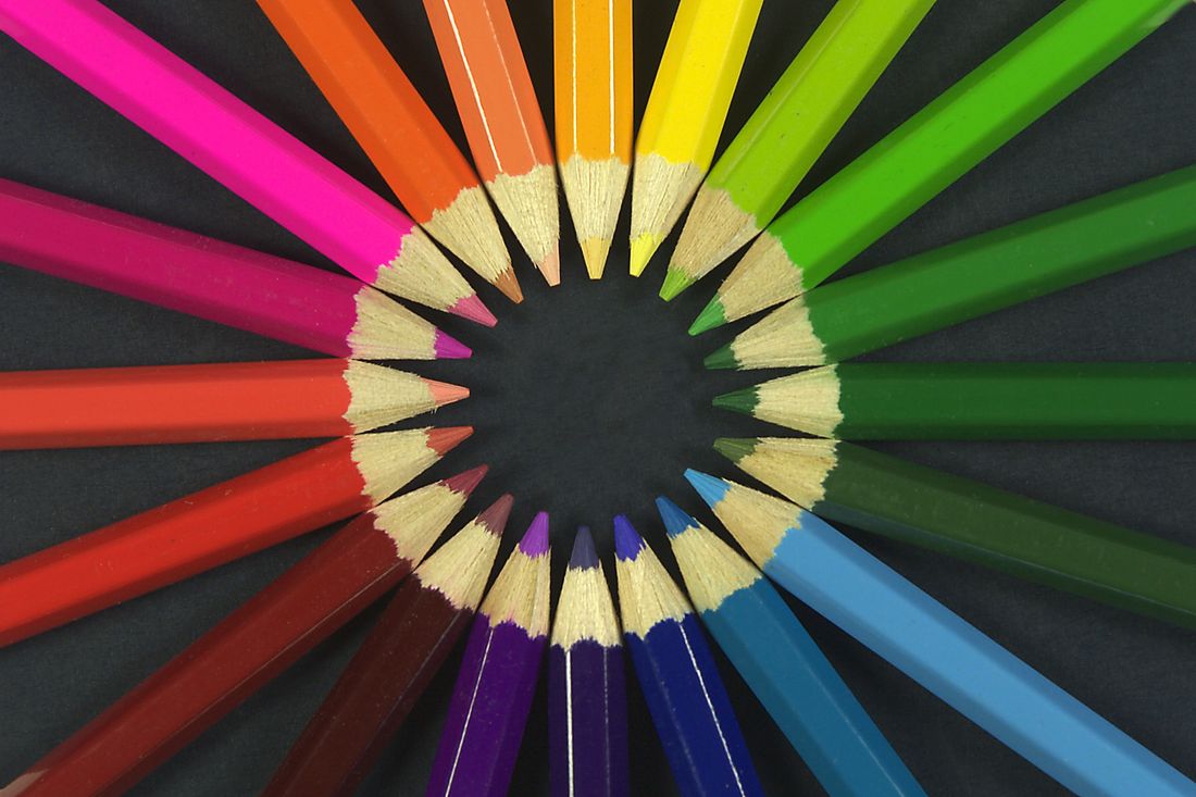 Lápices de colores dispuestos en círculo con las puntas hacia el centro